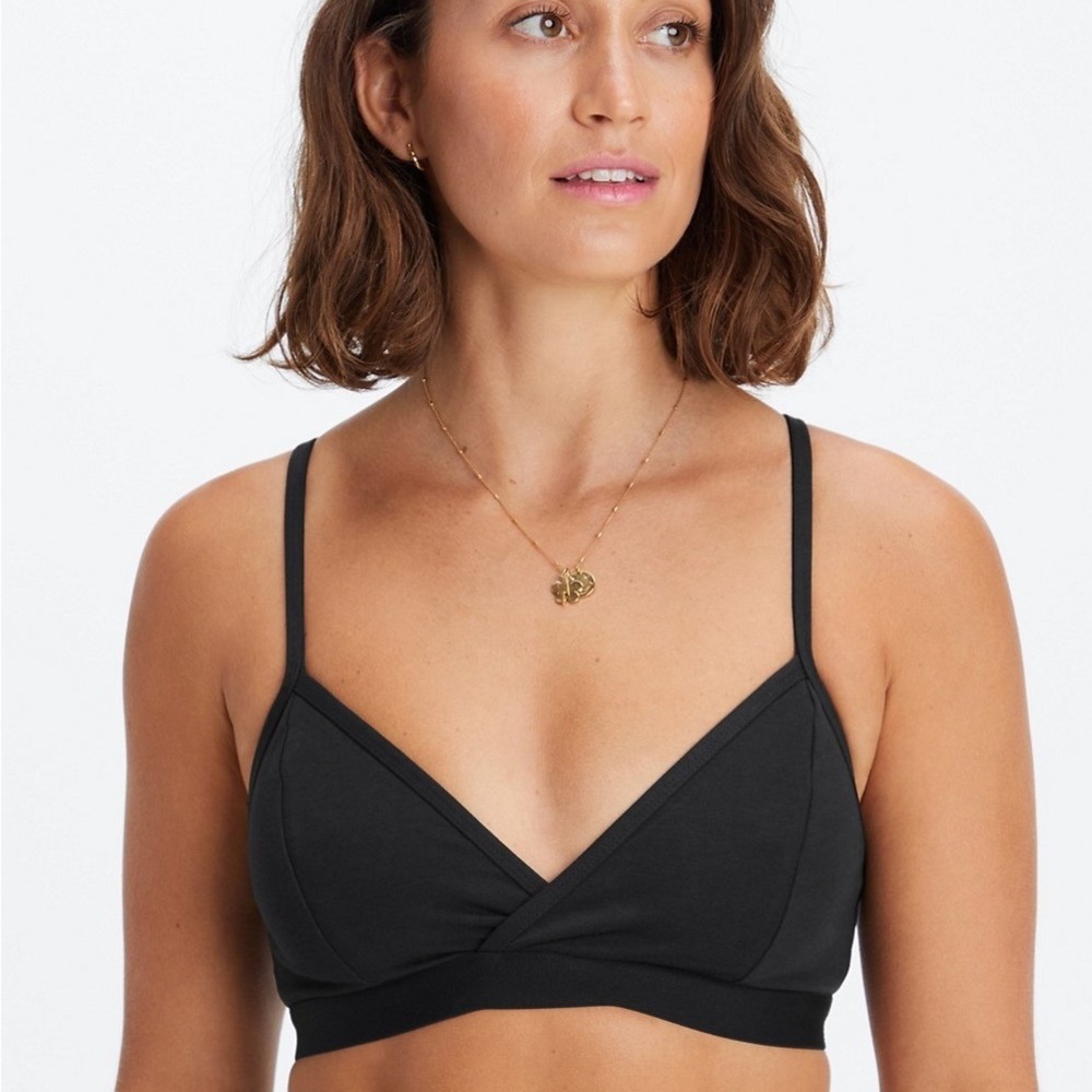 (A4) Fabletics Live-In Racerback Bralette in black, Size Medium, NWT